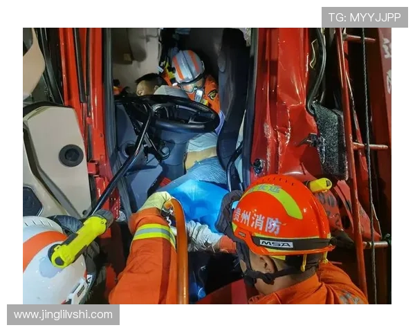 10级大风中 新疆交警脱下外套披在被困司机身上 10级大风中 新疆交警脱下外套披在被困司机身上